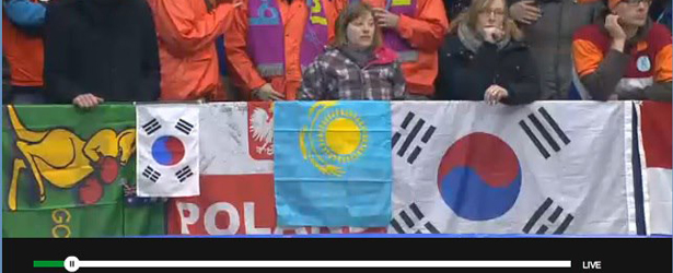Девушка с флагом — голландские фанаты Казахстана